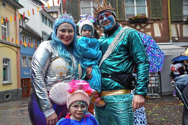 Drei Seejungfrauen und ein Seejungmann. Die Familie König in zueinander passenden Kostümen. Tochter Leni (vorn) hat es sich gewünscht. ...