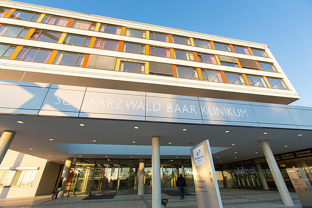 Der Haupteingang des Schwarzwald-Baar-Klinikums – hier im Juli 2024. Bei Brand am Sonntag, 9. März, 2025 läuft der Betrieb größtenteils ...