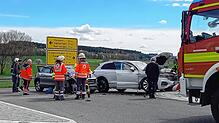 An der Kreuzung stießen zwei Autos zusammen.