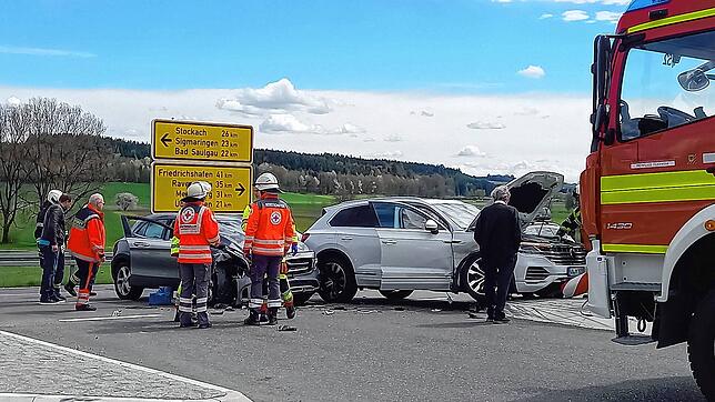An der Kreuzung stießen zwei Autos zusammen.