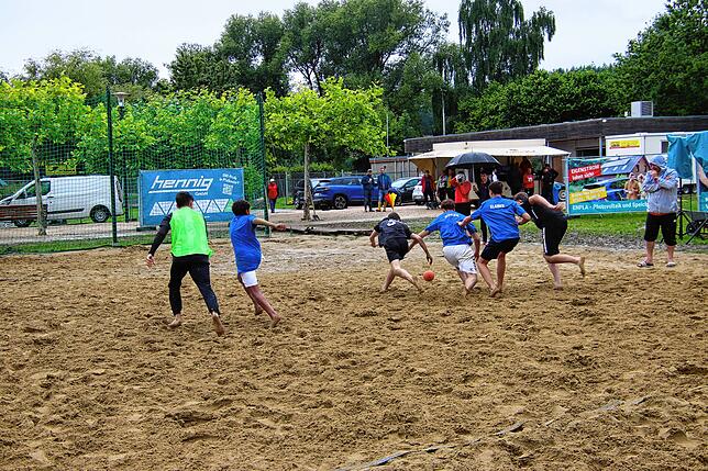 Bild 28: Viel Regen, wenig Sonne: Handballer ziehen ihr Turnier durch