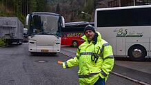 Auf ihn hören die Busfahrer: Dieter Schupp sorgt dafür, dass die zahlreichen Omnibusse beim Weihnachtszauber ordentlich parken. Bild: ...