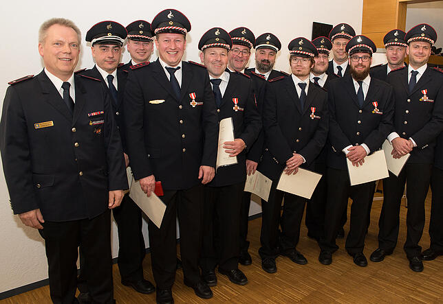 Franz Burkhart (links) ehrte für 15- bis 25-jährige aktive Dienstzeit (von links) Kai Eichler, Magnus Fiedler, Roland Endres, Rainer ...