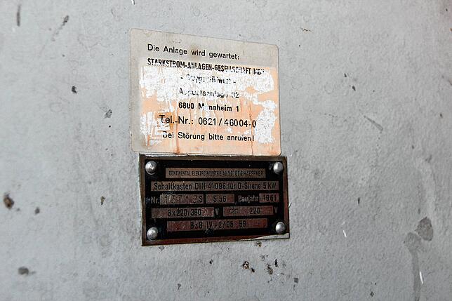 Das Typenschild der Sirene am Schaltkasten.