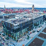 Ein Großprojekt vor der Vollendung: Das Cano Ende November mit umgestaltetem Bahnhofsvorplatz im Vordergrund und der Herz-Jesu-Kirche im ...
