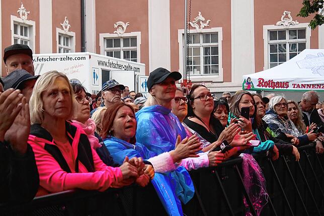 Bild 6: 2200 Fans feiern mit Kerstin Ott auf dem Schlossplatz
