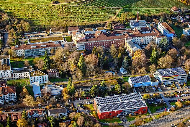 Das Singener Krankenhaus aus der Vogelperspektive: In dem blauen Gebäude im unteren, rechten Bildrand ist das neue MVZ zu finden.