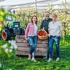 Mirjam (von links), Gottfried und Barbara Mayer zwischen ihren Apfelbäumen auf der Plantage. Die Familie setzt auf Nachhaltigkeit.