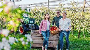 Mirjam (von links), Gottfried und Barbara Mayer zwischen ihren Apfelbäumen auf der Plantage. Die Familie setzt auf Nachhaltigkeit.