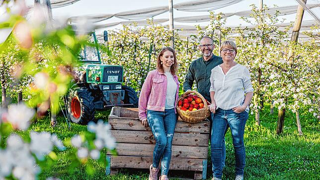 Mirjam (von links), Gottfried und Barbara Mayer zwischen ihren Apfelbäumen auf der Plantage. Die Familie setzt auf Nachhaltigkeit.