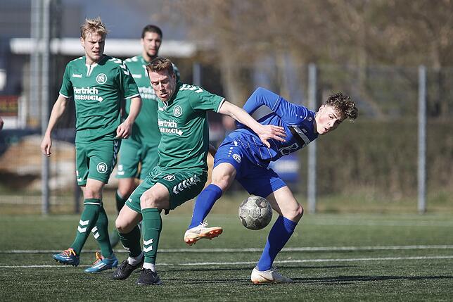 Zweikampf beim Spiel in der Verbandsliga zwischen dem FC Radolfzell und dem Kehler FV. In dieser Szenen kann sich Radolfzells Flamur ...