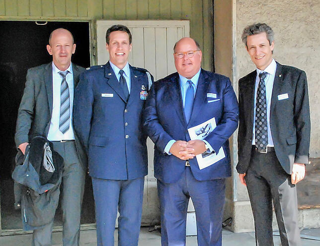 Treffen zum Gedenken (von links): Grafenhausens Bürgermeister Christian Behringer, Luftwaffenattaché Ryan Sweazey, Ed McMullen, ...