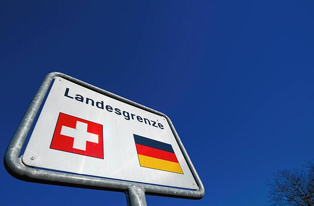 Einkaufs- und Ausflugsfahrten über die Grenze, hier am Übergang in Lörrach, bleiben untersagt – und damit bleibt auch die ...