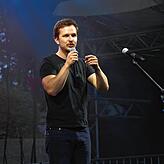 Nik Salsflausen, Moderator des Poetry-Slams bei der Konstanzer Sommerwiese, spielte mit dem Publikum im Bodensee-Stadion. Bild: Aurelia ...