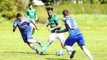 Tevfik Ceylan (am Ball) trägt in der zweiten Saisonhälfte nicht mehr das Trikot des FC Bräunlingen. Der bisherige Spielertrainer verließ ...