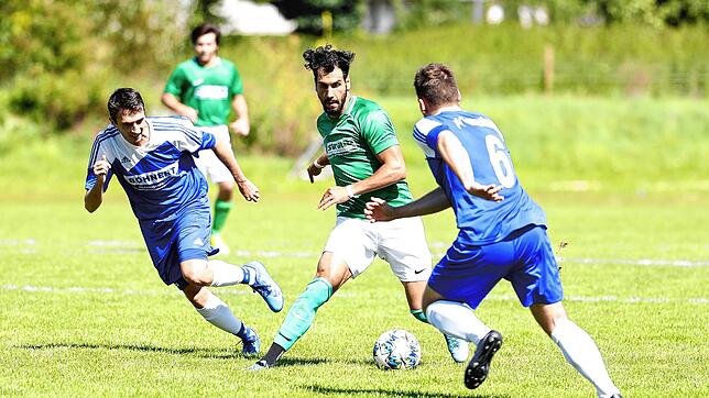 Tevfik Ceylan (am Ball) trägt in der zweiten Saisonhälfte nicht mehr das Trikot des FC Bräunlingen. Der bisherige Spielertrainer verließ ...