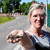 Brigita Hauschel zeigt am Dienstagnachmittag, 13. Juni, die Nägel in die Kamera, die sie bei einem Spaziergang entlang der Hausener ...