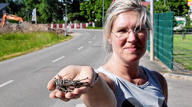 Brigita Hauschel zeigt am Dienstagnachmittag, 13. Juni, die Nägel in die Kamera, die sie bei einem Spaziergang entlang der Hausener ...