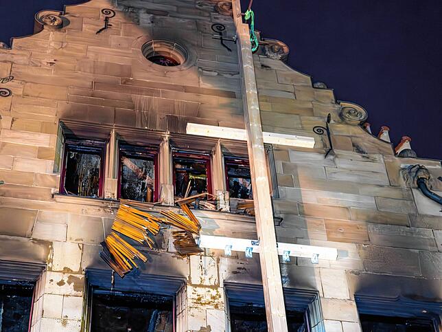 Bild 12: Die dritte Nacht des Konstanzer Großbrands: Immer wieder muss die Feuerwehr ran