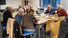 Britta Panzer, Leiterin des Singener Stadtarchives (stehend) führte die Teilnehmer durch den Workshop. Foto: Hubertus Bippus