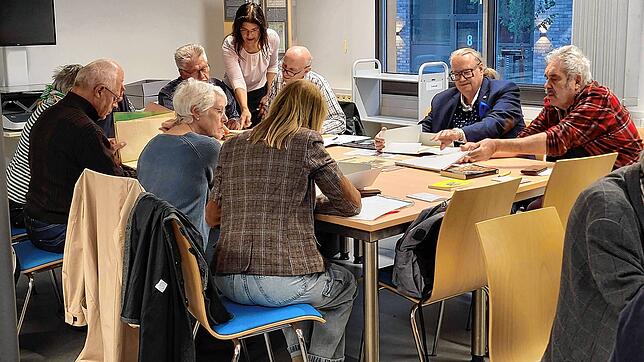 Britta Panzer, Leiterin des Singener Stadtarchives (stehend) führte die Teilnehmer durch den Workshop. Foto: Hubertus Bippus