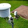 Mit diesem Gerät misst der DWD die Lufttemperatur. Wetterstationen stehen meist im Umland vor den Toren der Städte. Das hat Gründe.
