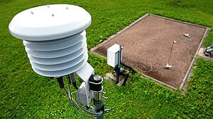 Mit diesem Gerät misst der DWD die Lufttemperatur. Wetterstationen stehen meist im Umland vor den Toren der Städte. Das hat Gründe.