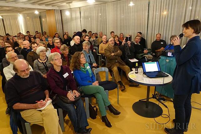Großes Interesse an alternativer Stadtentwicklung: Sabine Seliger (rechts) spricht vor rund 100 Zuhörern im Treffpunkt Petershausen über ...