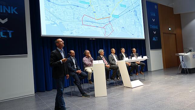 Sie stellten sich bei der Bürgerinfo im ZF-Forum den Fragen der Besucher zur Teststrecke für automatisiertes Fahren: (von links) ...