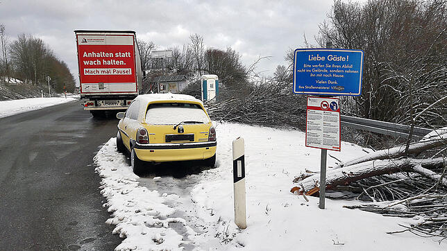 Der Schnee ist mittlerweile weg. Der gelbe Opel Corsa steht aber immer noch auf dem Parkplatz an der B 33 zwischen Bad Dürrheim und ...