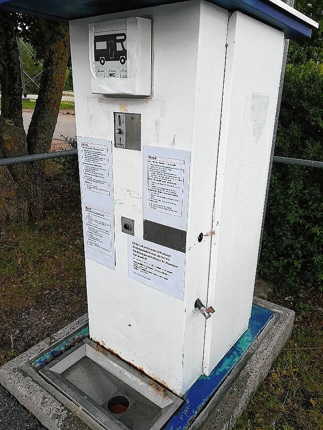 In die Jahre gekommen, unvollständig und etwas schäbig, präsentiert sich die Ver- und Entsorgungsstation für Wohnmobile am ...