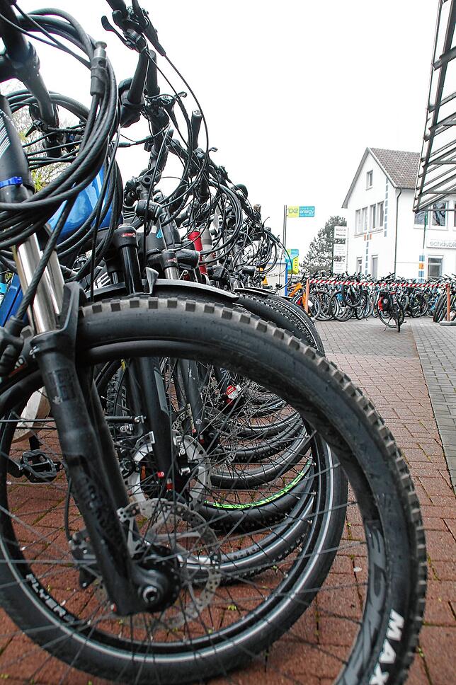 Im Verkaufsraum reiht sich Fahrrad an Fahrrad, doch die Lager seien zum größten Teil leer.