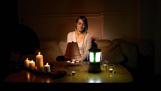 Will man während eines Stromausfalls nicht im Dunkeln sitzen, sollte man daheim immer einen Grundvorrat an Kerzen und Teelichtern haben. ...