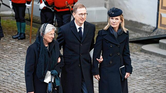 Bernhard Markgraf von Baden, Chef des Hauses Baden, mit seiner Ehefrau Stephanie (rechts) und seiner Mutter Valerie im Januar 2023 nach ...