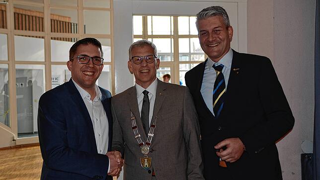 Willkommensgruß unter Kollegen: Der Uhldinger Bürgermeister Dominik Männle wird von Bürgermeister Robert Scherer und ...