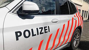 Ein Fahrzeug der Schweizer Polizei (Symbolbild). Im Fall einer toten Frau (46), die 2023 in Dietikon im Kanton Zürich gefunden wird, ...