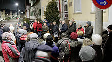 Etwa 40 Interessierte versammeln sich am Freitag vor dem Haus Herdstraße 18, um der Familie Haberer zu gedenken. Die Familie hatte elf ...