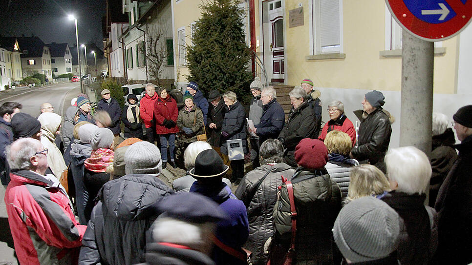 Etwa 40 Interessierte versammeln sich am Freitag vor dem Haus Herdstraße 18, um der Familie Haberer zu gedenken. Die Familie hatte elf ...