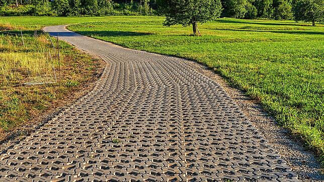 Ökologie und Wirtschaftlichkeit: Die sogenannten RVS-Wege sind etwas teurer als der Kalkschotter, dafür aber sehr gut für Hanglagen ...