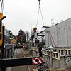 &bdquo;Es geht voran&ldquo;, hat Ralf Rapp bei der Erstellung des Brandschutzgiebels aus Betonfertigteilen vor wenigen Wochen betont. Er ...