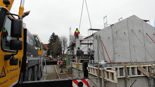 &bdquo;Es geht voran&ldquo;, hat Ralf Rapp bei der Erstellung des Brandschutzgiebels aus Betonfertigteilen vor wenigen Wochen betont. Er ...