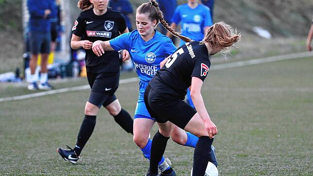Gina Röhm (blaues Trikot) musste mit dem Hegauer FV im Pokalfinale eine Niederlage hinnehmen.