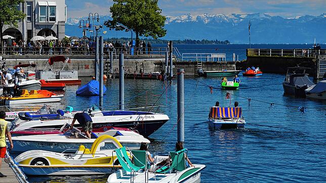 Sommer, Sonne, Tretboote: Urlauber in Friedrichshafen bekommen ab 2023 eine Gästekarte, mit der sie auch Bus und Bahn fahren können.