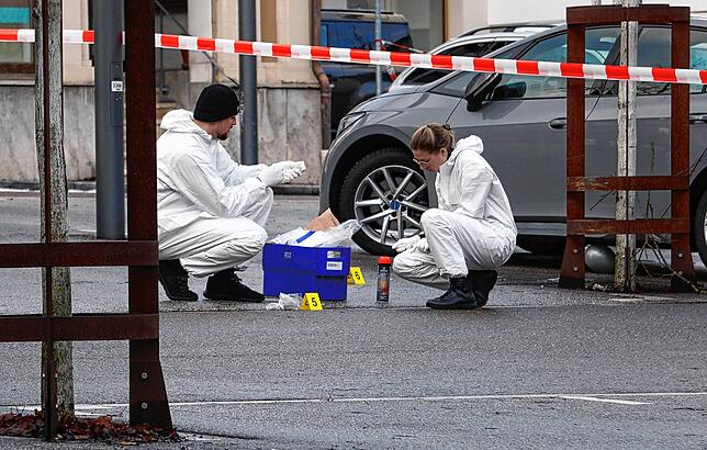 Mitarbeiter der Kriminaltechnik der Polizei sichern Spuren am 21.12.2022 an einem abgesperrten Tatort in Albstadt (Zollernalbkreis). Der ...