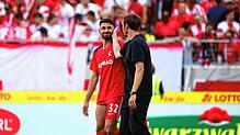 Vincenzo Grifo (links) jubelt nach dem Sieg gegen Stuttgart mit Trainer Julian Schuster.