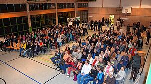 In der voll besetzten Rotmooshalle fand die Infoveranstaltung zum Flächenpooling für Windkraftanlagen in Herrischried statt.