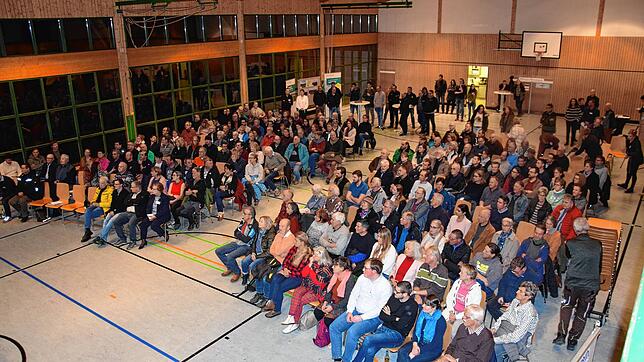 In der voll besetzten Rotmooshalle fand die Infoveranstaltung zum Flächenpooling für Windkraftanlagen in Herrischried statt.