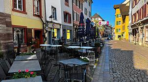 Vor dem „Bohème“ stehen die Tische des Restaurants Post. Foto: Valentin Zumsteg