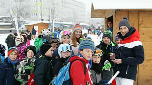 Spaß im Schnee und Autogrammstunde mit Olympiasieger Martin Schmitt beim Festival "Schulen im Schnee" auf dem Feldberg.