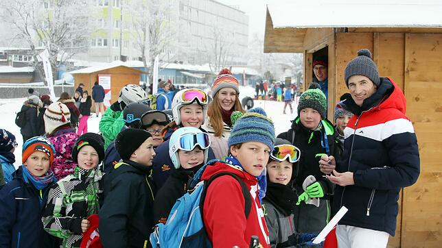 Spaß im Schnee und Autogrammstunde mit Olympiasieger Martin Schmitt beim Festival "Schulen im Schnee" auf dem Feldberg.